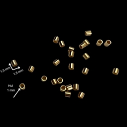 Pose med 25 stk. wireklemmer i forgyldt sterling sølv. De måler 1,5 x 1,5 mm og har en hulstørrelse på 1 mm